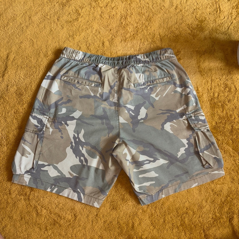 Washed cargo camo shorts. - Picture 2 of 7